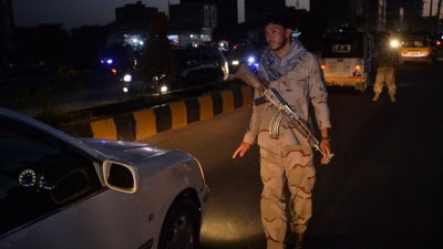 阿富汗政府周六起在几乎全国所有省份实施宵禁，以阻止塔利班武装推进。图为安全人员在赫拉特的检查站拦截汽车进行检查。（图取自法新社）