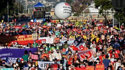 巴西多个城市连续4个周末都有数以万计民众上街抗议，要求国会弹劾卷入贪污丑闻及抗疫不力的总统博索纳罗。这是巴西利亚内阁大道，人山人海的示威人潮。（图取自法新社）