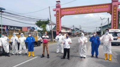 马华霹雳州志工队在安顺区会的要求下，前往芭尾新村展开消毒作业，左3起是邓国淋、宋伟钊、林方煌、江顺进及陈美萍。