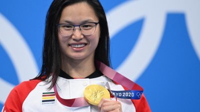 代表加拿大的麦克尼尔以0.05秒之微力压中国代表张雨霏，夺得加拿大本届奥运会第一面金牌。（法新社）