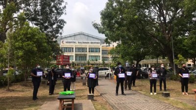 基于一些合约医护人员需执勤，所以最终亚罗士打苏丹娜峇希雅中央医院只有约13名代表出席罢工行动。