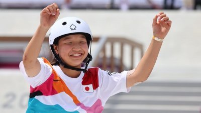 日本选手西矢椛力以13岁之龄夺下奥运史上首个女子街式赛金牌。（图取自路透社）