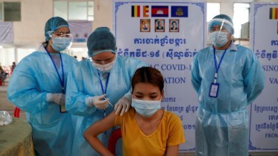 柬埔寨一名制衣厂女工，今年4月注射中国科兴疫苗。（图取自路透社）