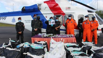 警方以直升机在马泰边境展开巡逻时，从高空发现可疑物品后前往检查，并起获150公斤哥冬叶。