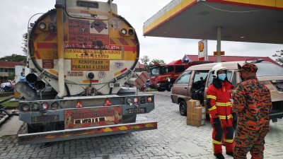 油站的地底存油库盖发生气爆后，一辆油槽车被轻微波及。