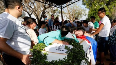 在迈阿密塌楼中遇难的其中一名死者卢娜，家属将其遗体运回家乡巴拉圭，并在本月14日她举行葬礼，让她入土为安。-路透社-