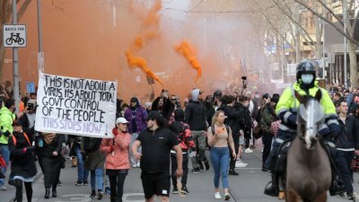 澳洲的维多利亚州首府墨尔本，在上周六爆发反封锁示威。(图取自法新社)