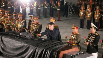 朝鲜最高领导人金正恩周二在平壤参谒了祖国解放战争参战烈士墓，纪念朝鲜战争停战68周年。（图取自朝中社/路透社）