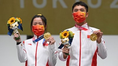 中国组合杨倩与杨皓然10米气步枪混合团体金牌战中夺冠，为中国夺下第9金。（图取自法新社）