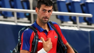 塞尔维亚世界球王佐科维奇在东奥男子网球4强赛中不慎落败。（图取自路透社）