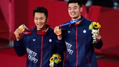 中华台北组合夺下东奥男双金牌，创下队史记录。（图取自法新社）