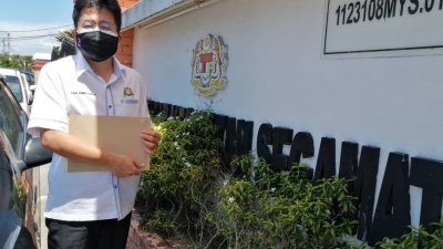 陈正春将93名乐龄人士名单呈交给昔加末卫生局局长再益，促请当局尽快安排疫苗接种。