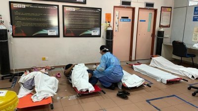 社交媒体流传一张吉北日得拉医院两名病人，躺在地上的担架上接受治疗的照片。
