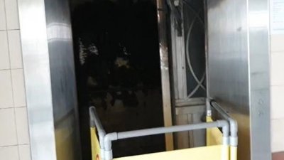 送餐员推著电动脚踏车进入电梯准备回返9楼住家，不料电动脚踏车在电梯内爆炸起火。