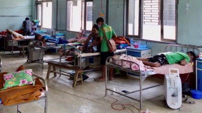 缅甸当地医院资源及人员皆严重缺乏。这是缅印边界小镇席卡的医院里，新冠肺炎患者接受治疗的情况。（图取自路透社/Stringer）