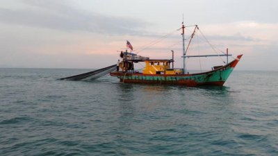 B型拖网渔船在浅海进行拖网，已违反1985年渔业法令即在少于5海哩区域捕鱼的渔业执照条例。（图由海事执法机提供）