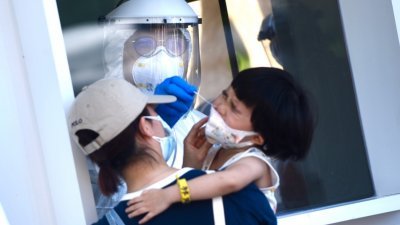 台湾新冠肺炎疫情未见放缓，双北市扩大筛检，增设多处筛检站。市民害怕染疫，一家大小一窝蜂的去快筛，以确保自己及家人没染疫。 （图取自中通社）