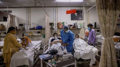 印度4月开始爆发第2波新冠肺炎疫情，一天内可以多达40万人确诊，让医疗系统崩溃，幸运可以入院的患者，也只能在拥挤的空间接受治疗。（图取自路透社）