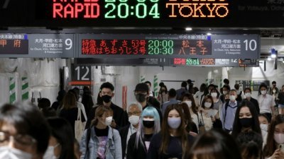 日本东京都的病毒毒株已经有逾80%被英国等变种病毒所取代，新增确诊病例暂时无法再压低，但都内闹市的外出人潮持续增加，专家忧虑可能提前再次扩大疫情。（图取自路透社）