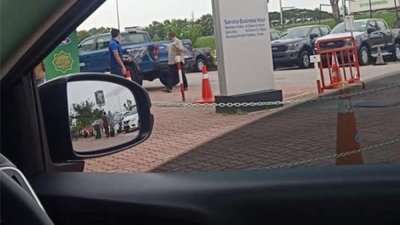 沙努西（右）疑似被网民拍到在槟州威中柔府汽车城试驾一辆蓝色四轮驱动车。（图取自网路）