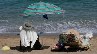 从周一开始，外国游客要前往西班牙旅游但仍未接种新冠疫苗，只须进行收费更便宜的抗原检测，检测过关就可入境。图为西班牙南部马拉加省丰希罗拉市，游客在海滩晒日光浴。（图取自路透社）