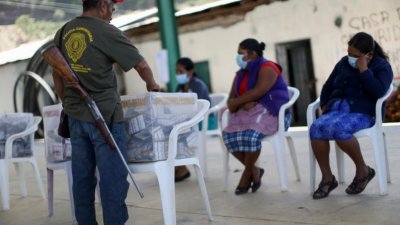墨西哥周日举行众议院和地方选举，选前涉及选举的致命暴力事件不断发生。这是格雷罗州Alyahualtempa，一名佩戴枪械的社区警察在当地投票站投票。（图取自路透社）