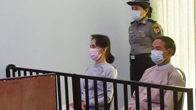 缅甸遭废黜领袖昂山淑姬（左）委任律师周一告诉外电，昂山淑姬案将于下周开始审理。图为昂山淑姬和遭扣押的缅甸总统温敏，5月24日首度在内比都出庭。 （缅甸资讯部/法新社）