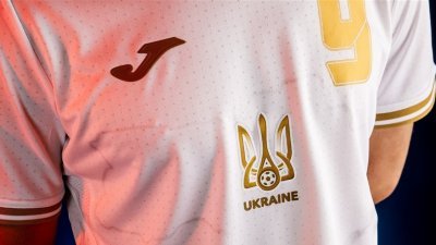 乌克兰足球协会当地时间周日公布2020年欧洲国家杯队服，上面有遭到俄罗斯吞并的克里米亚轮廓及广为流传的民族主义口号，激怒俄国。 （图取自facebook.com/andriy.pavelko）