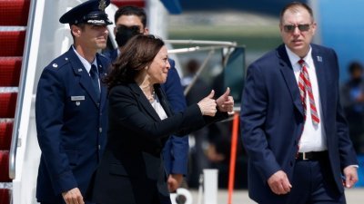 美国副总统哈里斯展开首次海外访问，由于乘坐的专机起飞后出现技术问题，约半小时后折返。她步出机舱竖起大拇指对记者说“我很好”。（图取自路透社）