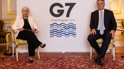 七国工业集团（G7）峰会将于当地时间周五（11日），在英国首都伦敦开幕。图为美国财政部长耶伦（左）与经济合作暨发展组织（OECD）秘书长科尔曼，上周六（5日）在伦敦兰卡斯特宫出席G7财政部长会议。 （图取自路透社）