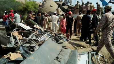 巴基斯坦信德省周一早上发生两辆火车相撞事故，准军事部队和救援人员赶到现场展开拯救行动。（图取自路透社）

