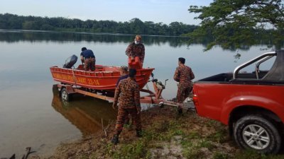消拯人员出动救生艇，在矿湖展开搜索行动。（图由消拯局提供）