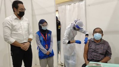 旺阿末法依沙（左）巡视接种疫苗中心工作，并慰问接种疫苗者。