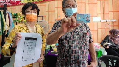 李汉南（右）不解为何大马卡住址属芙蓉，会被安排到马六甲接种疫苗。作为陈丽群。
