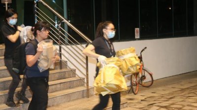 新加坡警方从案发现场取走包括文件夹等20多袋证物。（档案图）