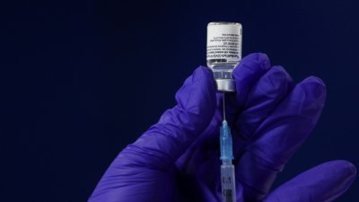 网页图说：拜登政府计划向世界其他地区捐赠辉瑞公司生产的5亿剂新冠疫苗。（图取自路透社）