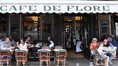 法国进一步开放餐饮、商业和文化场所，民众在巴黎市中心著名的花神咖啡馆用餐。（图取自中新社）