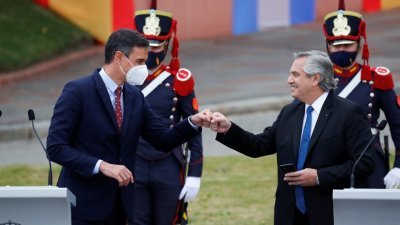 阿根廷总统费尔南德斯（右）周三在布宜诺斯艾利斯与来访的西班牙总理桑切斯举办联合记者会时，用拳头对碰代替握手。（图取自路透社）