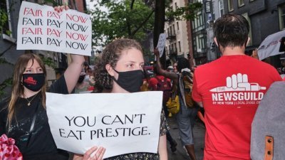 《纽约客》工会成员在纽约市格林尼治村，举著口号向康德纳斯特集团艺术总监安娜温图尔抗议。（图取自网络）