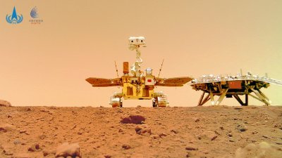 拍摄“著巡合影”图时，火星车行驶至著陆平台南向约10公尺处，释放安装在车底部的分离相机，之后再退至著陆平台附近。（中新社发中国国家航天局供图）