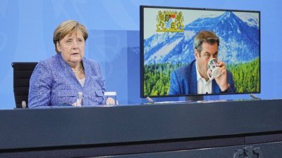 德国总理默克尔（左）在首都柏林透过线上会议，与各州州长商讨疫苗接种议题。（图取自路透社）