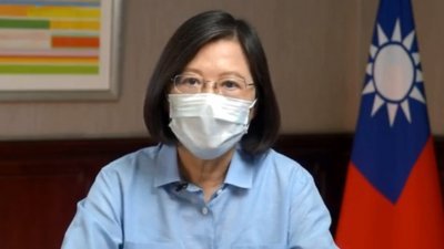 蔡英文周五在面子书透过视讯发表谈话，指遭受感染、甚至因此失去生命的民众，都是台湾大家庭的一份子，她身为总统要表达最深切的不舍与歉意。（蔡英文面子书影片截图）
