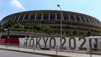 日本首都东京的奥林匹克体育场外近日安装了安全围栏，准备迎接延迟了一年的东京奥运会。（图取自路透社）