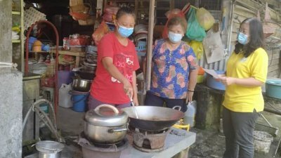 黄渼沄（右）接获居民在自家门口煮食没有佩戴口罩，就被警察开出罚单的投诉。左起为李美萍及江月仙。