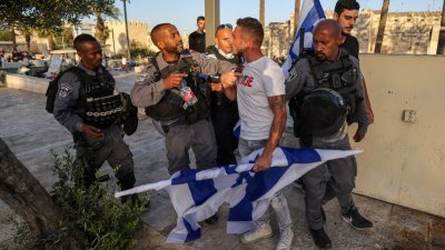 一名极右翼支持者上周四在试图前往东耶路撒冷的大马士革门时，与以色列安全部队发生争执。-法新社-