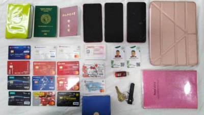 马六甲警方在吉隆坡公寓单位逮捕一名尼日利亚籍男子，并充公银行提款卡、手机、护照等物品。