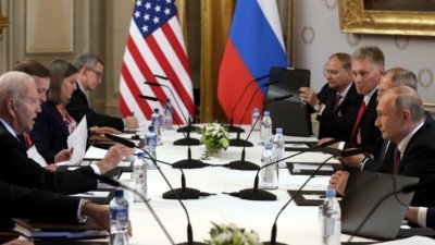 美国总统拜登和俄罗斯总统普京，当地时间周三于瑞士日内瓦拉格兰奇别墅出席两人首次的峰会。整个峰会持续不到4小时就结束，远低于拜登顾问所说的预期。（俄罗斯卫星通讯社/路透社）