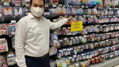 张哲敏发现霸级市场的婴孩用品贩卖部被封锁，他认为婴孩产品理应列为必需品。