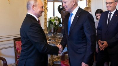 美国总统拜登（右）与俄罗斯总统普京在会面时互相握手问候。（图取自法新社）