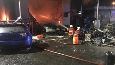 修车厂内的火势猛烈，消拯人员花了2小时才成功控制火势。